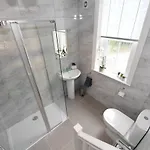 아파트 Self Catering -kings View-private Parking-overlooking H-c-c 해러게이트