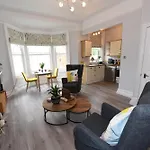 Self Catering -kings View-private Parking-overlooking H-c-c Апартаменты *