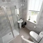 Self Catering -kings View-private Parking-overlooking H-c-c *