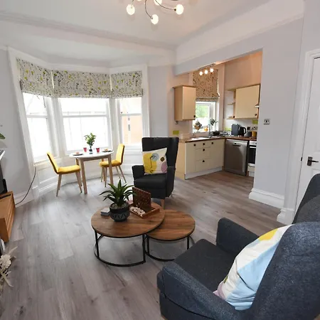 Self Catering -king's View-private Parking-overlooking H-c-c Apartment *