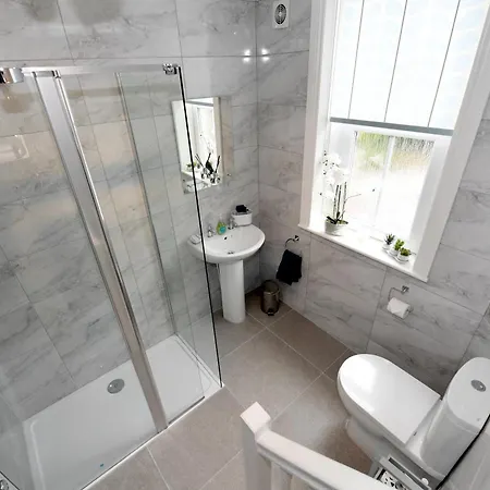 Self Catering -kings View-private Parking-overlooking H-c-c *